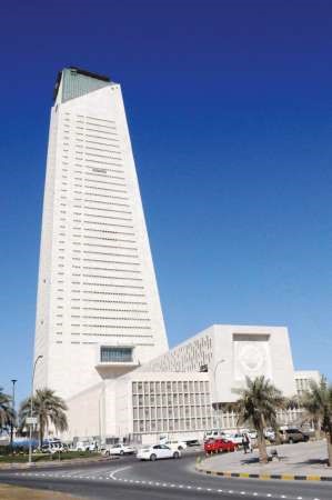 المبنى الجديد لبنك الكويت المركزي قيد الانشاء المتوقع ان تنتقل اليه ادارات البنك المركزي هذه السنة وفي الاطار محافظ البنك المركزي دمحمد الهاشلمحمد خلوصي﻿