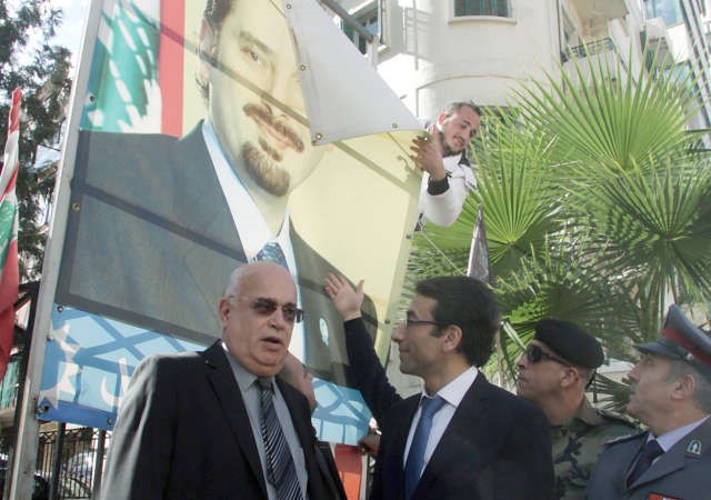 محافظ بيروت القاضي زياد شبيب يشرف على ازالة صورة سعد الحريري في كورنيش المزرعة محمود الطويل