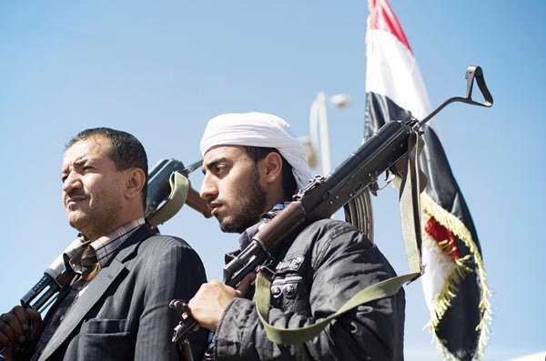 مسلحان حوثيان خلال تظاهرة في العاصمة صنعاء امس الاول اپ