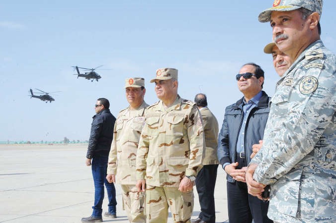 صورة نشرتها وكالة انباء الشرق الاوسط للرئيس المصري عبدالفتاح السيسي خلال زيارته المفاجئة لقاعدة القوة الجوية في الاسماعيلية امس افپ