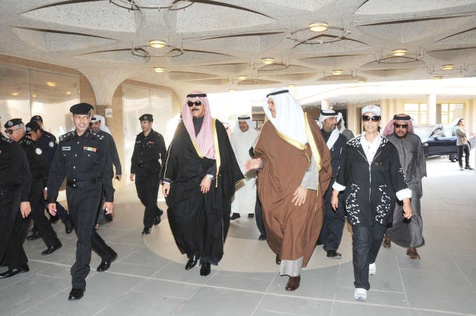 الشيخ محمد الخالد والشيخ سلمان الحمود والشيخة امثال الاحمد خلال الجولة في مهرجان المباركية