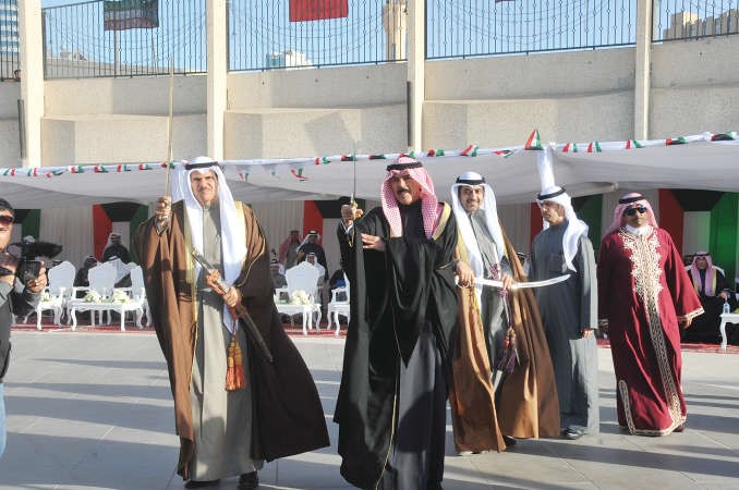الشيخ محمد الخالد والشيخ سلمان الحمود والشيخ محمد العبدالله يؤدون العرضة