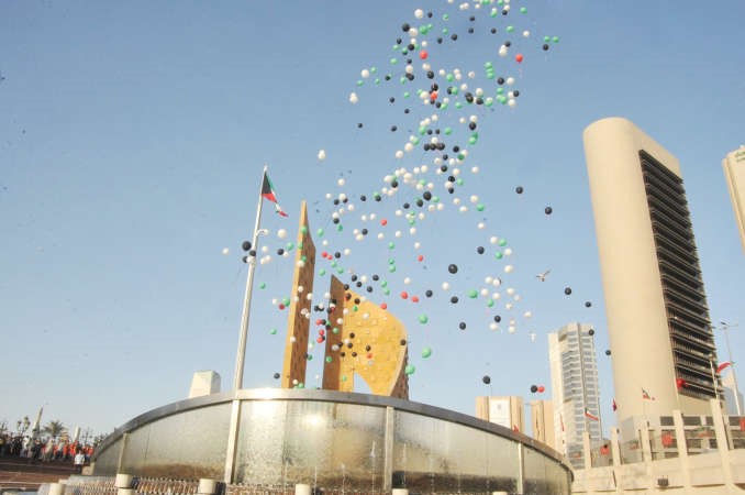 بالونات بالوان علم الكويت في ساحة الصفاة