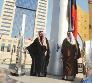 الشيخ محمد الخالد يضغط على زر رفع العلم بحضور الشيح سلمان الحمود
