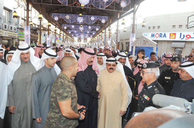 الشيخ محمد الخالد ومرافقوه خلال الجولة في مهرجان المباركية بحضور غفير من الجماهير محمد هاشم