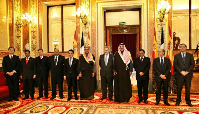 الشيخ صباح الخالد مع رئيس البرلمان الاسباني خيسوس بوسادا وعدد من كبار المسؤولين 