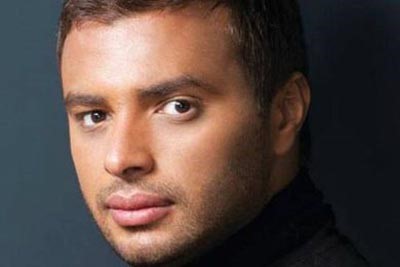 بالصور.. زوجة رامي صبري شبيهة "الشحرورة" تقص شعرها