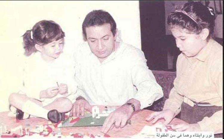 نور الشريف يلعب مع بناته في صورة نادرة