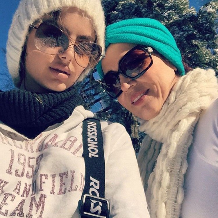 بالصور.. هل تود أن تعلم سبب جمال الإيرانية أجمل نساء الأرض.. شاهد والدتها الفائقة الجمال