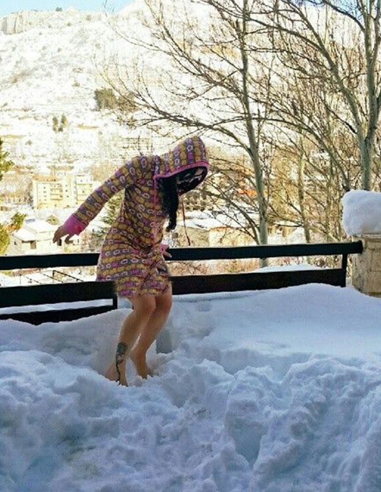 بالصور.. هيفاء وهبي بثوب قصير وبدون حذاء وسط الثلوج
