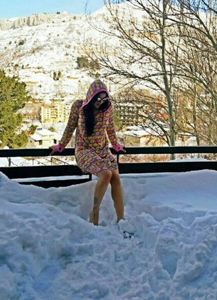 بالصور.. هيفاء وهبي بثوب قصير وبدون حذاء وسط الثلوج