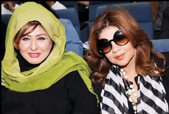 سهير رمزي مع بوسي شلبي وشعرها يظهر من تحت الحجاب﻿