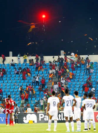 هيليكوبتر تابعة لشرطة غينيا الاستوائية تفرق مثيري الشغب