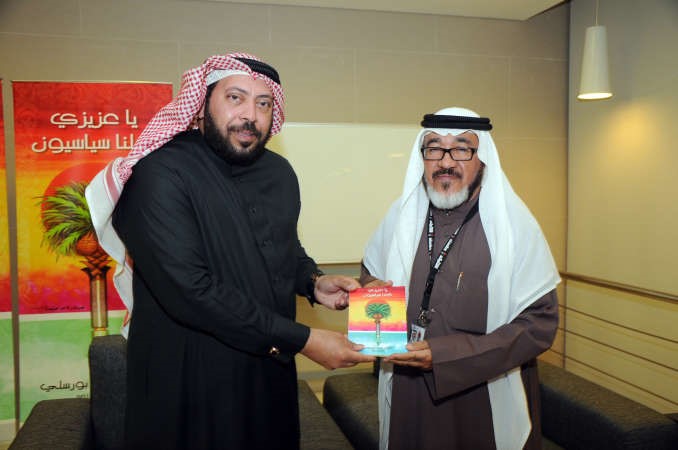 مستشار الادارة العامة الزميل يوسف عبدالرحمن يتلقى اهداء طارق بورسلي محمد خلوصي﻿