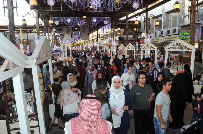 جانب من احتفالات الكويت في سوق المباركية هذه الايام حيث تعرض الكثير من المنتجات المحلية وسط توقعات لـ بيتك للابحاث بانخفاض اسعار المواد الغذائية على المدى البعيدمحمد هاشم