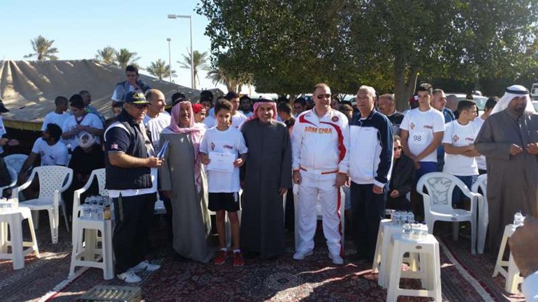 د عبدالله الطريجي والسفير فاديي تشارتشغليان وعدد من المشاركين في الماراثون﻿