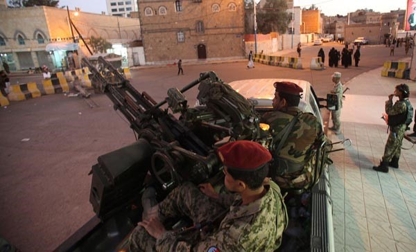 مسلحون حوثيون بزي عسكري يحرسون القصر الرئاسيفي صنعاء قبيل الاعلان الدستوري امس	رويترز