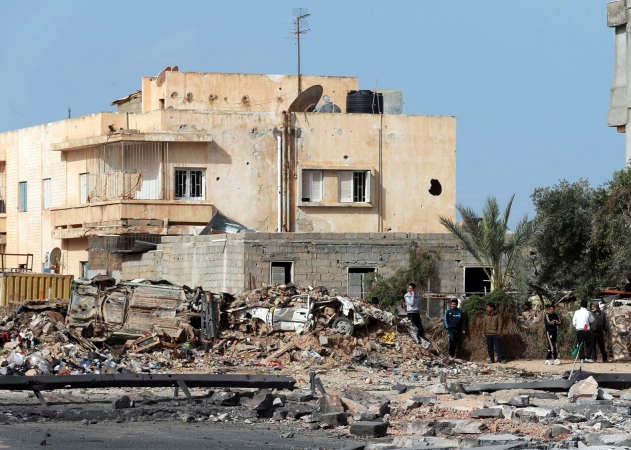 ليبيون يتفحصون موقع انفجار سيارة فيمدينة بنغازي امسرويترز ﻿