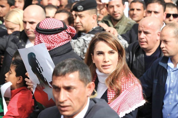 الملكة رانيا ترفع صورة للطيار الكساسبة خلال تقدمها مظاهرة في عمان امس افپ