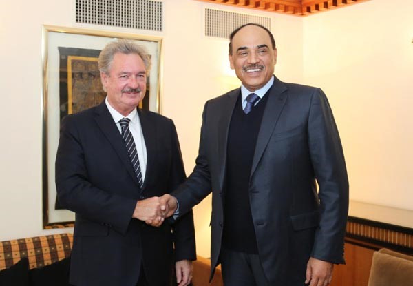 الشيخ صباح الخالد خلال لقائه وزير خارجية لوكسمبورغ جان اسيلبورن ﻿