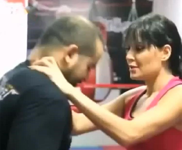بالفيديو.. مدرب اراد تدريس سيرين عبدالنور فنون الملاكمة.. فاسقطها ارضاً بلكمة حقيقية !