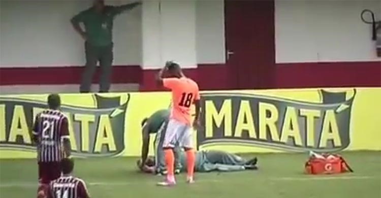 بالفيديو.. طبيب الملعب هرع لمساعدة لاعب فأسقطته نوبة صحية مفاجئة !