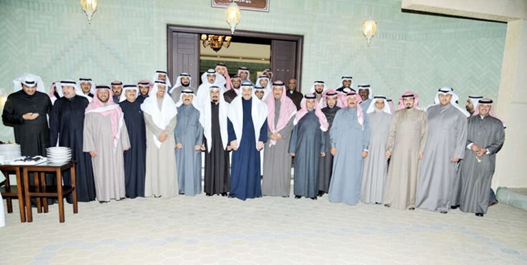 الشيخ فيصل الحمود مع عدد من قياديي محافظة الفروانية خلال حفل العشاء﻿