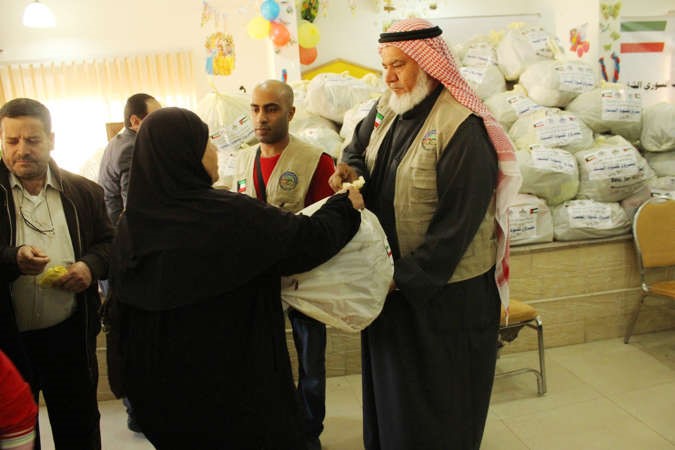 سعدي العثمان يوزع المساعدات ﻿