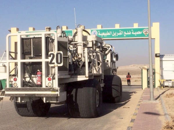 احدى معدات المسح الزلزالي لحظة دخولها محمية ضلع القرين 