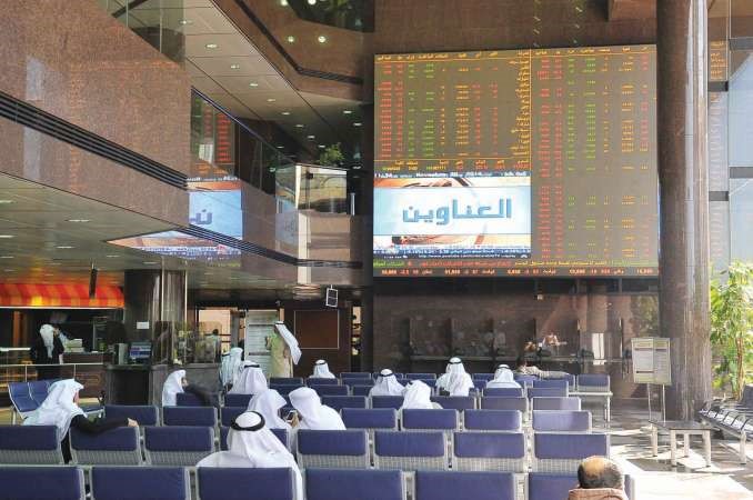 عناوين الاخبار الرئيسية في المنطقة تتحدث عن غليان سياسي بسبب داعش وغليان اقتصادي بسبب تذبذب حاد لاسعار النفط وادى ذلك الى عودة المضاربة السريعة في الاسهم الخليجية خوفا من اي تاثيرات لما يجري على البورصات في الصورة مستثمرون صغار في قاعة البورصة الكويتية اسامة ابوعطية 