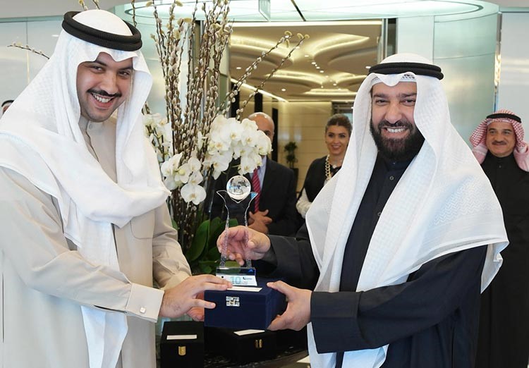 درع تكريمية من الشيخ مبارك عبدالله الى دعلي العمير
