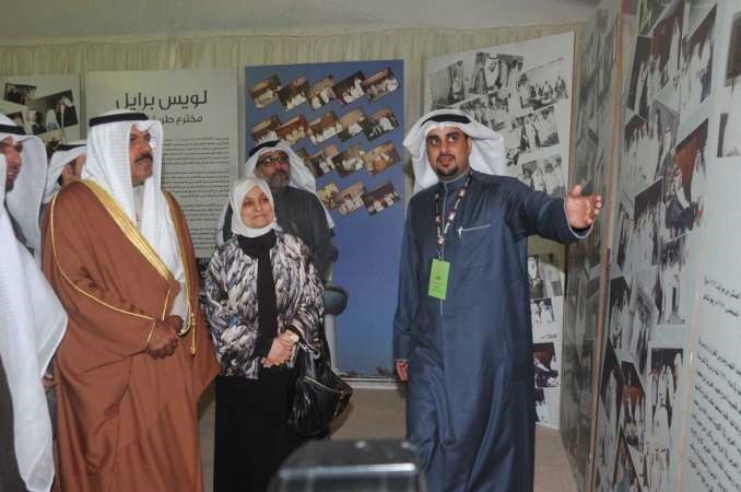 الوزيرة هند الصبيح والشيخ احمد النواف خلال جولة على هامش الملتقىمحمد هاشم ﻿