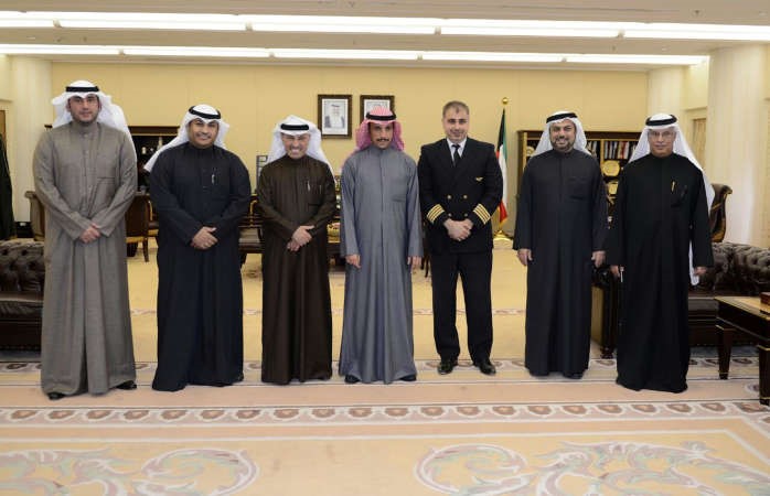 رئيس مجلس الامة مرزوق الغانم متوسطا اعضاء نقابة العاملين في الخطوط الجوية الكويتية بحضور د يوسف الزلزلة ومحمد طنا ومبارك الحريص
