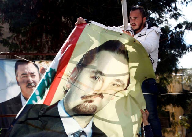 ازالة صورة الرئيس سعد الحريري من شوارع بيروت في اطار تنفيذ بنود الحوار