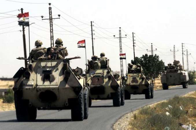 صورة ارشيفية لمدرعات من الجيش المصري في طريقها الى سيناء
