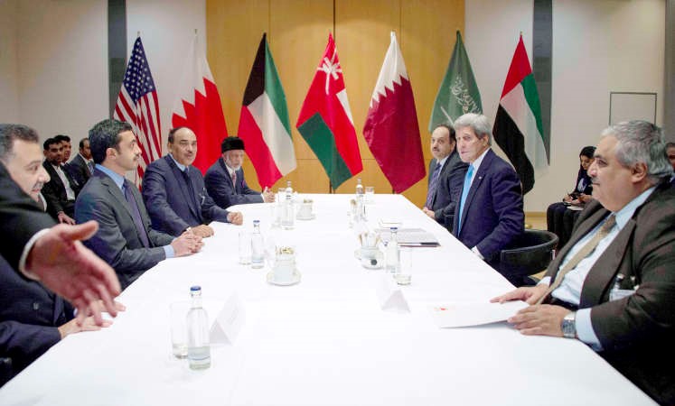 النائب الاول لرئيس مجلس الوزراء ووزير الخارجية الشيخ صباح الخالد ووزراء خارجية البحرين الشيخ خالد ال خليفة وقطر خالد العطية وسلطنة عمان يوسف بن علوي والامارات الشيخ عبدالله بن زايد ونائب وزير الخارجية السعودي خلال اجتماعهم مع وزير الخارجية الاميركي جون ك