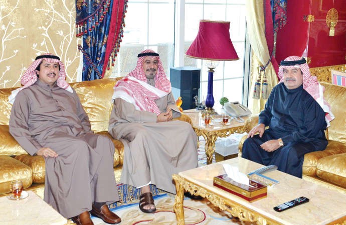 الشيخ علي ال خليفة مستقبلا الشيخ دمحمد الصباح والشيخ عزام الصباح 