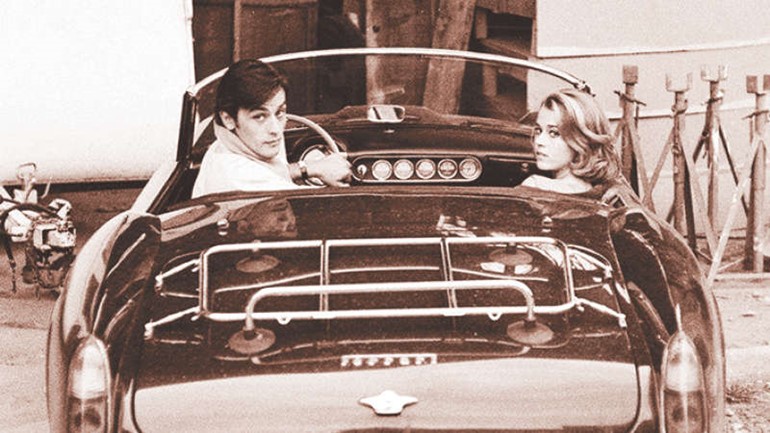 الان ديلون في سيارته الفيراري في صورة تعود للعام 1962﻿
