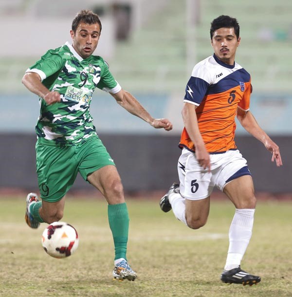 مهاجم العربي احمد هايل ينطلق بالكرة بمراقبة لاعب كاظمة فيصل دشتي 	الازرق كوم