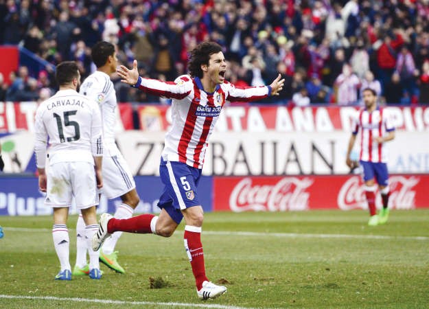 البرتغالي تياغو محتفلا بهدف اتلتيكو مدريد الاول