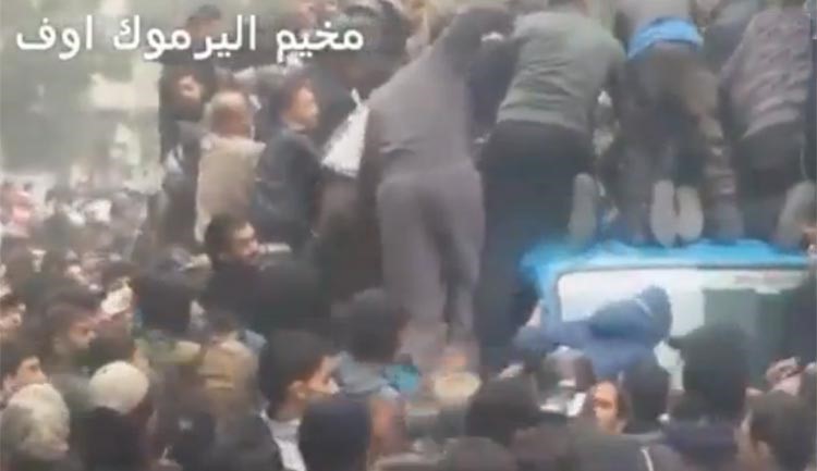 بالفيديو.. لحظة دخول "سيارة خبز" إلى مخيم اليرموك بعد 581 يوم من الحصار !