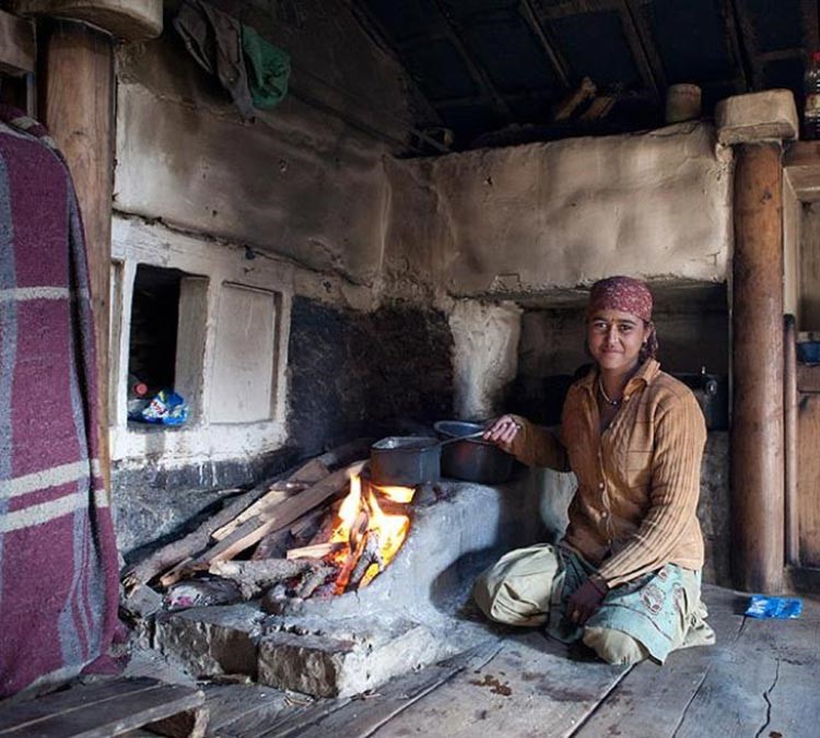 بالصور.. زوجة واحدة لشقيقين في النيبال.. وأخرى لخمسة أشقاء في الهند
