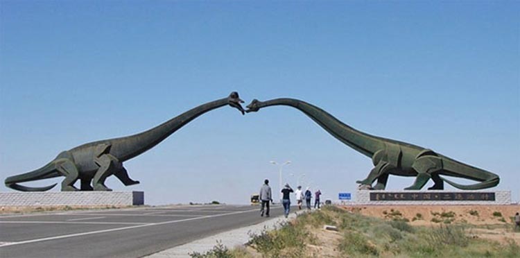 ديناصورن يقبلان بعضهما على الحدود بين الصين ومنغوليا