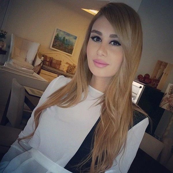 صورة.. داليدا زوجة رامي عياش تلفت الانتباه بمعطف قصير ومكياج دافئ
