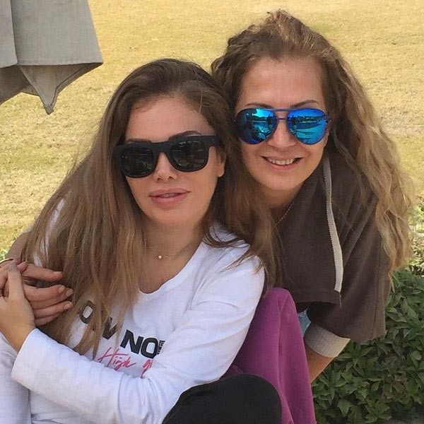 بالصور.. نيكول سابا تتنزه مع شقيقتها.. من الأجمل؟