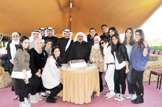 قطع كعكة الاحتفال