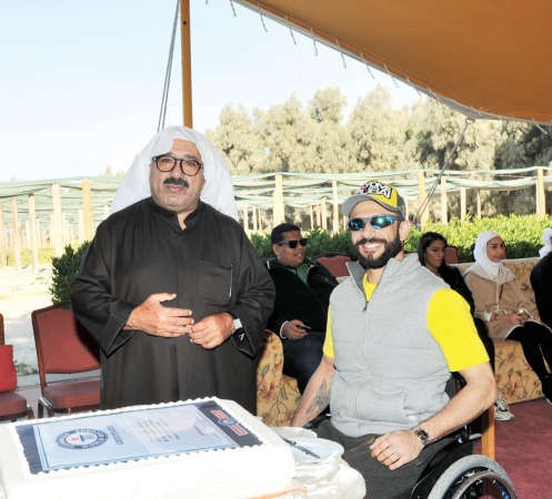 الشيخ ناصر صباح الاحمد مع اللاعب اسامة علي نجف