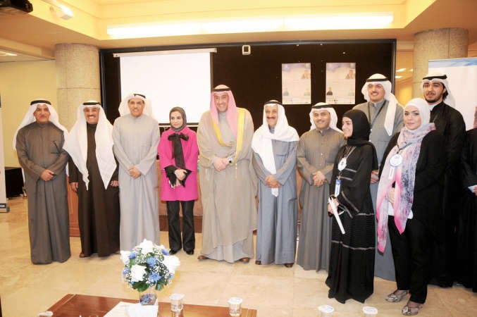 الشيخ فيصل الحمود ودعبدالرضا اسيري يتوسطان عددا من اساتذة الكلية﻿