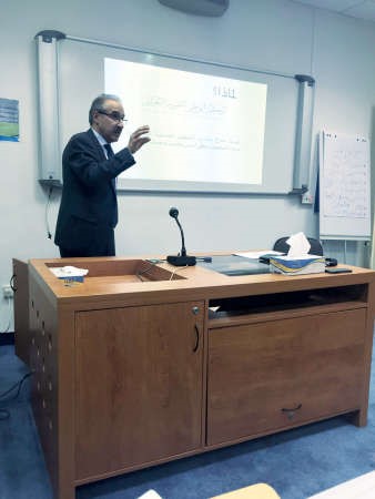 درضا الخياط متحدثا خلال المحاضرة ﻿