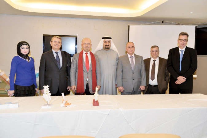 طريف العوضي متوسطا الاطباء المشاركين في المؤتمر الصحافي لقسم العظام بمستشفى السيف 